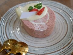 草莓蛋糕卷-共舞时光猫咖·狗咖(新街口店)