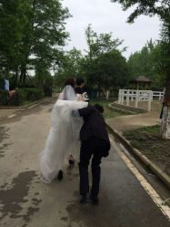 输入图片名称由于昨天拍摄的有点晚所以今天才来点评，这是一次愉快的拍摄，拍摄的效果也不错。感谢106摄影的三位伙伴摄影师阿烁、灯光师小雷、化妆师小婷子辛勤的付出，他们很专业、负责，服务态度也比较好，人也-费拉摄影(天廊T66店)