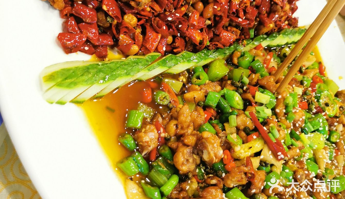 一边吃辣子鸡一边是兔!辣子鸡就是煸的很干,然后吃起很想