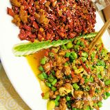 一边吃辣子鸡一边是兔!辣子鸡就是煸的很干,然后吃起很想