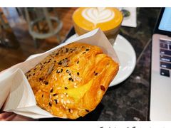 熏鸡芝士丹麦酥三明治-Seesaw Coffee(环贸iapm店)