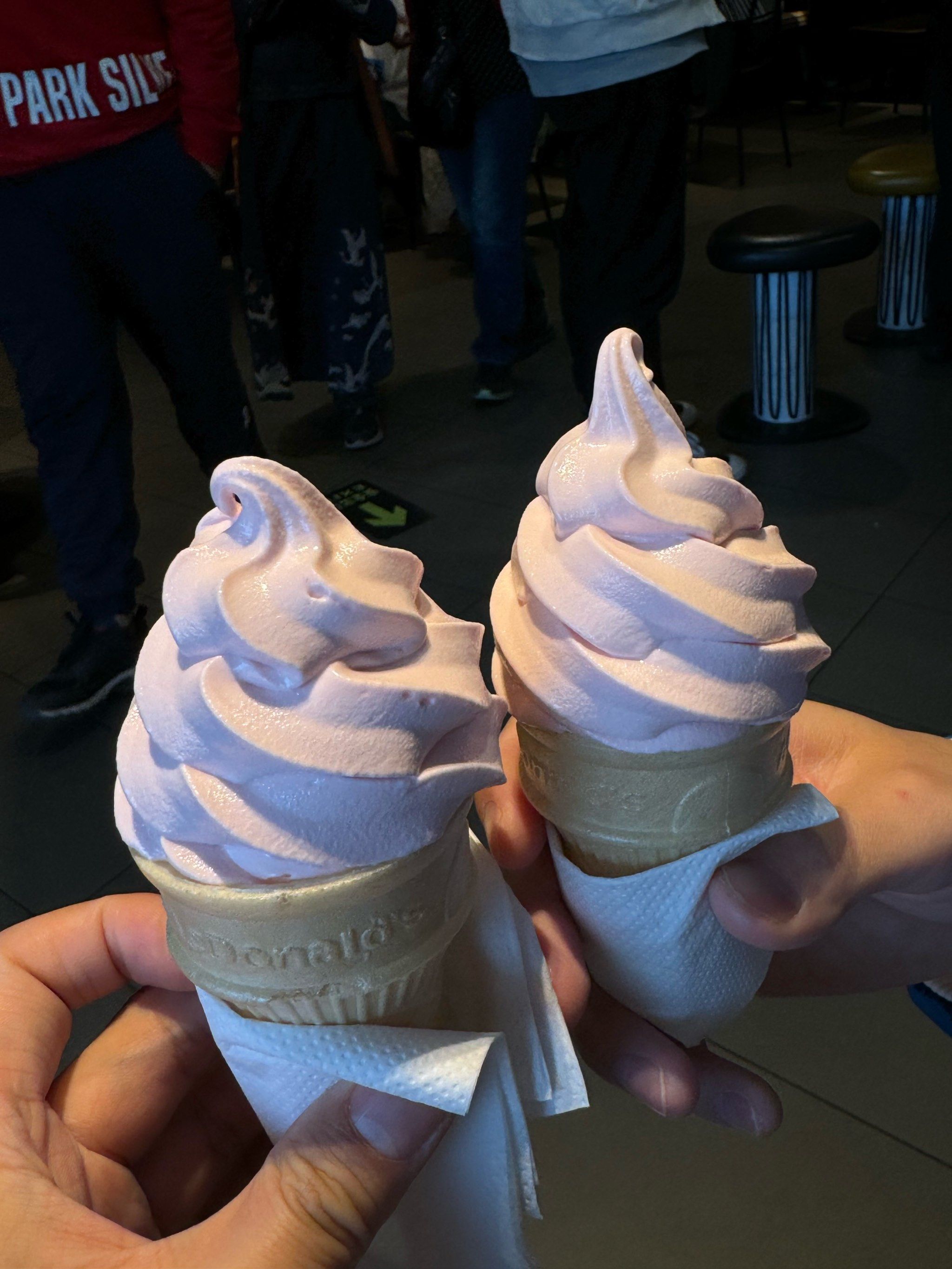 麦当劳粉色冰淇淋 好吃的[调皮]