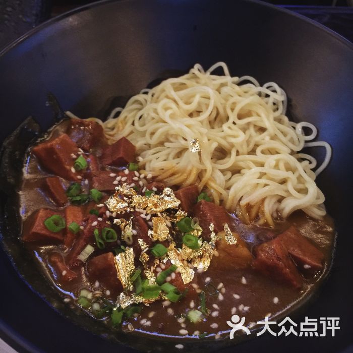 黄金咖喱牛舌拌面