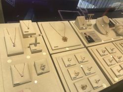 -潮宏基珠宝旗舰店(苏宁广场店)