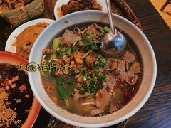 -爆炸头阿姨小四川正宗川味小吃(无任何分店)
