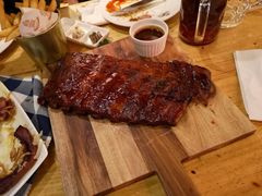 招牌黑啤腌制烧烤猪肋排配薯条-皇冠自酿啤酒坊(中国红街5号楼店)