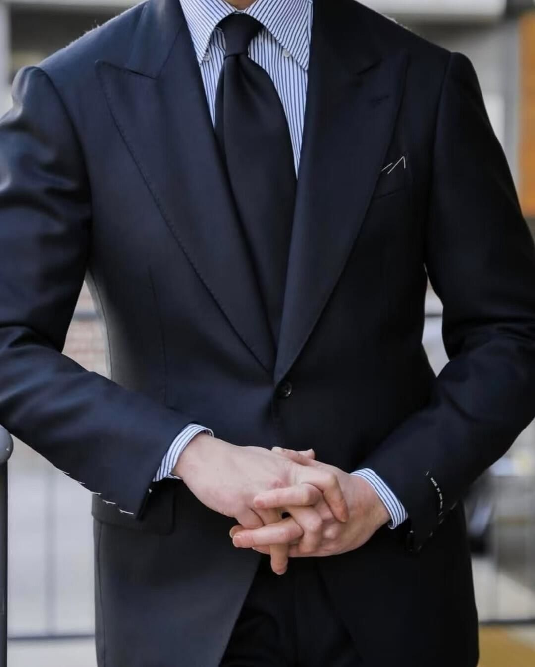 条纹衬衫和黑色领带的组合,既不复杂,又很有感觉