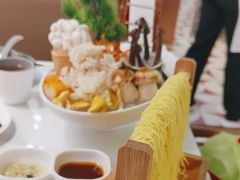 -洪氏嗨捞·广东猪肚鸡·椰子鸡火锅(西咸万象城店)