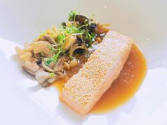 三文鱼配泰式菌菇汤汁-Jean Georges