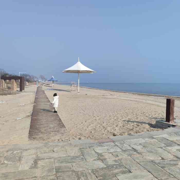 戴河庭院沙滩浴场-"九月一场场的秋雨将气温拉低了许多,秋雨过.