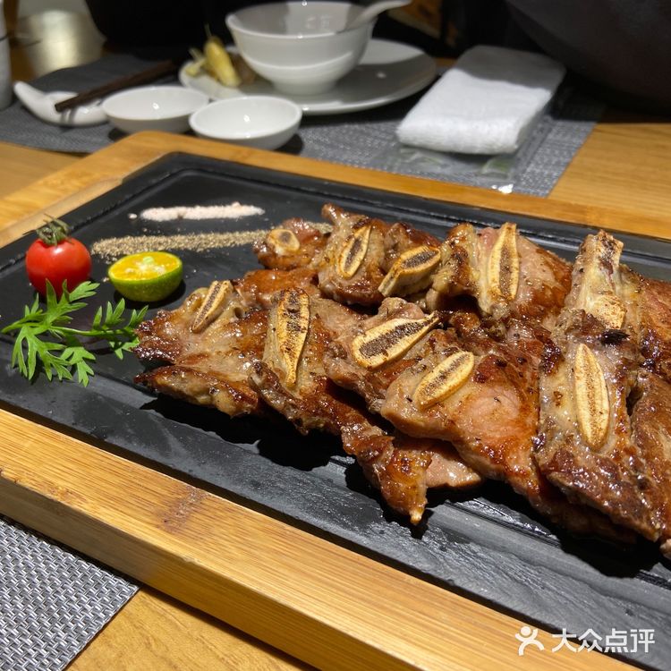 环境也很温馨干净，是暖色调。「私厨秘椒骨」热热的饼皮