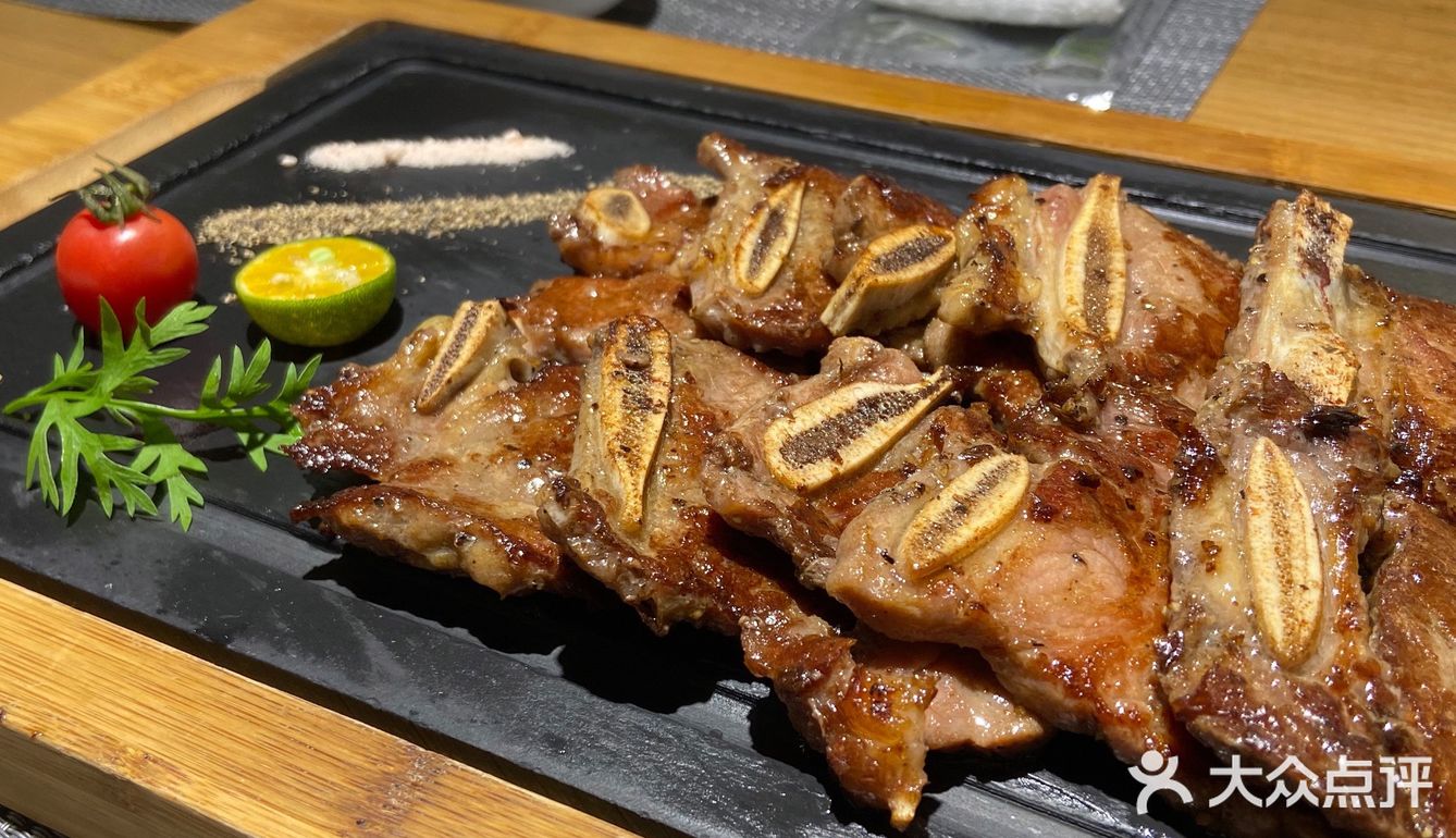 环境也很温馨干净,是暖色调。「私厨秘椒骨」热热的饼皮