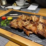 环境也很温馨干净,是暖色调。「私厨秘椒骨」热热的饼皮