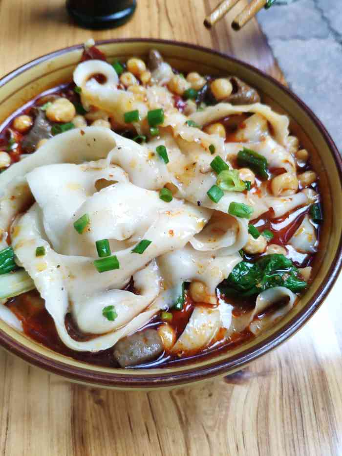 重庆铺盖面豌豆面-"位置挺好找的就在十字路口,我是凌晨两一点..."-大