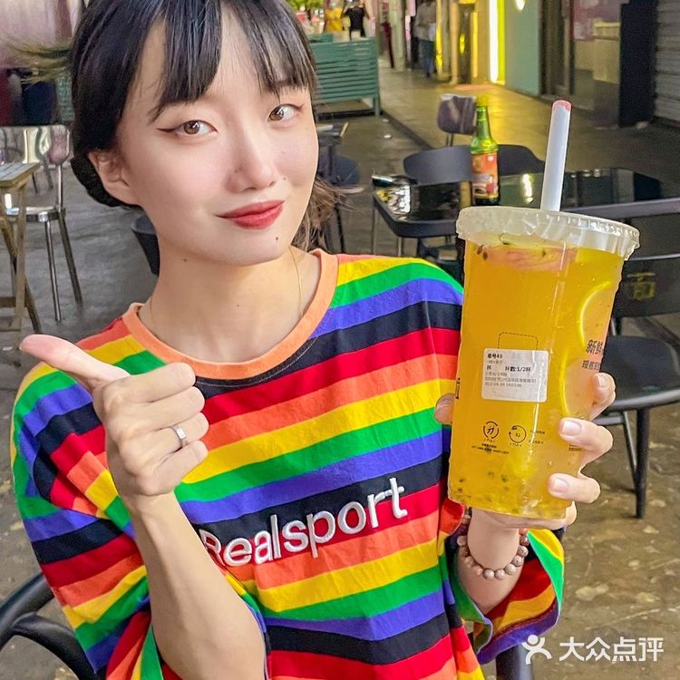 哦谢!水桶闺蜜吃个面都要上桶装奶茶?!