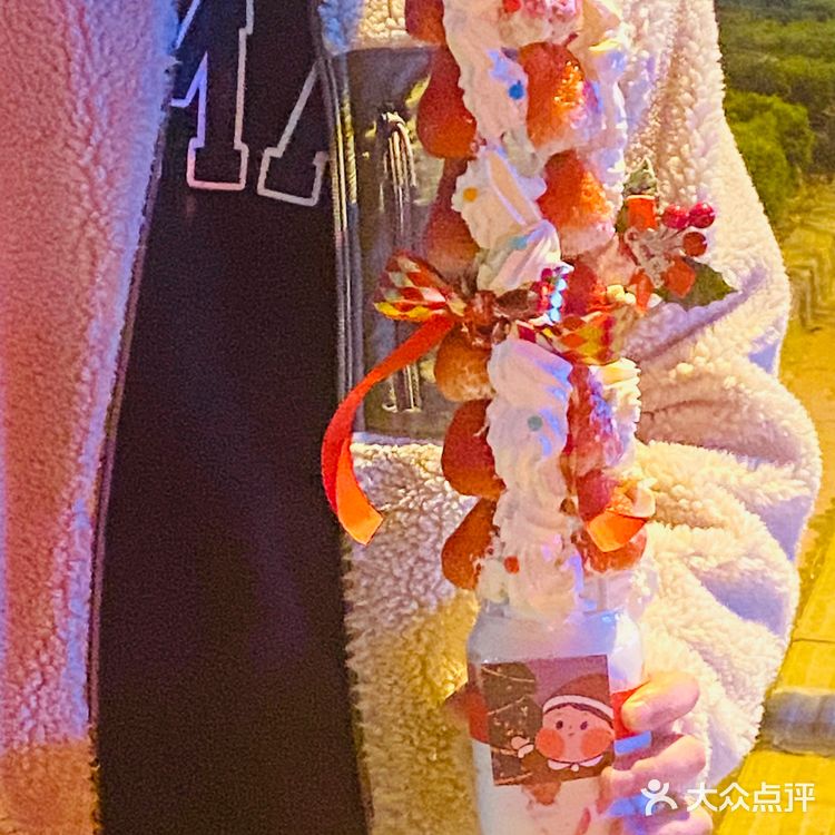 在威海吃上了草莓通天塔🍓还是巨巨巨巨塔哦‼️