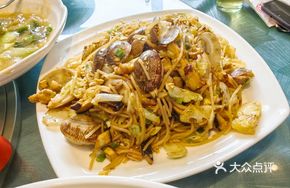 Small Seafood Stir-Fried Noodles