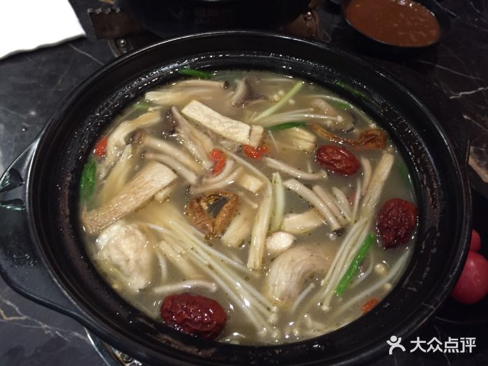 小三宝火锅(1788国际中心店)乌鸡菌菇汤图片 - 第0张