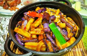 Fish-Flavored Stir-Fried Rice Noodles with Eggplant