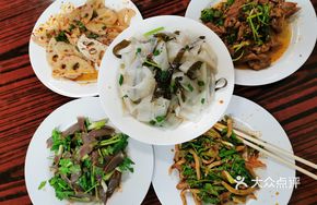 Roasted Duck Wings with Cold Noodles and Cucumber