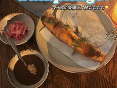 烟熏三文鱼配烤饺子皮和芥末籽酱-BOR Eatery(安福路店)