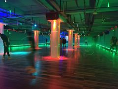 -奔马滚轴溜冰场