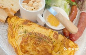 Assorted Sausage with Omelette Platter