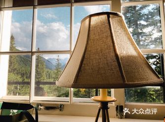 花栗鼠就在门口窜来窜去，远处山顶的积雪还未融化