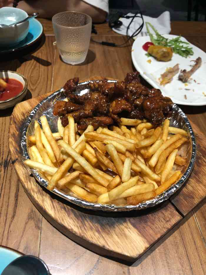 小肥猫餐厅-"去的晚,点的菜都没有了.那个铁板虾好咸.