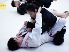 -菠萝格斗巴西柔术训练馆