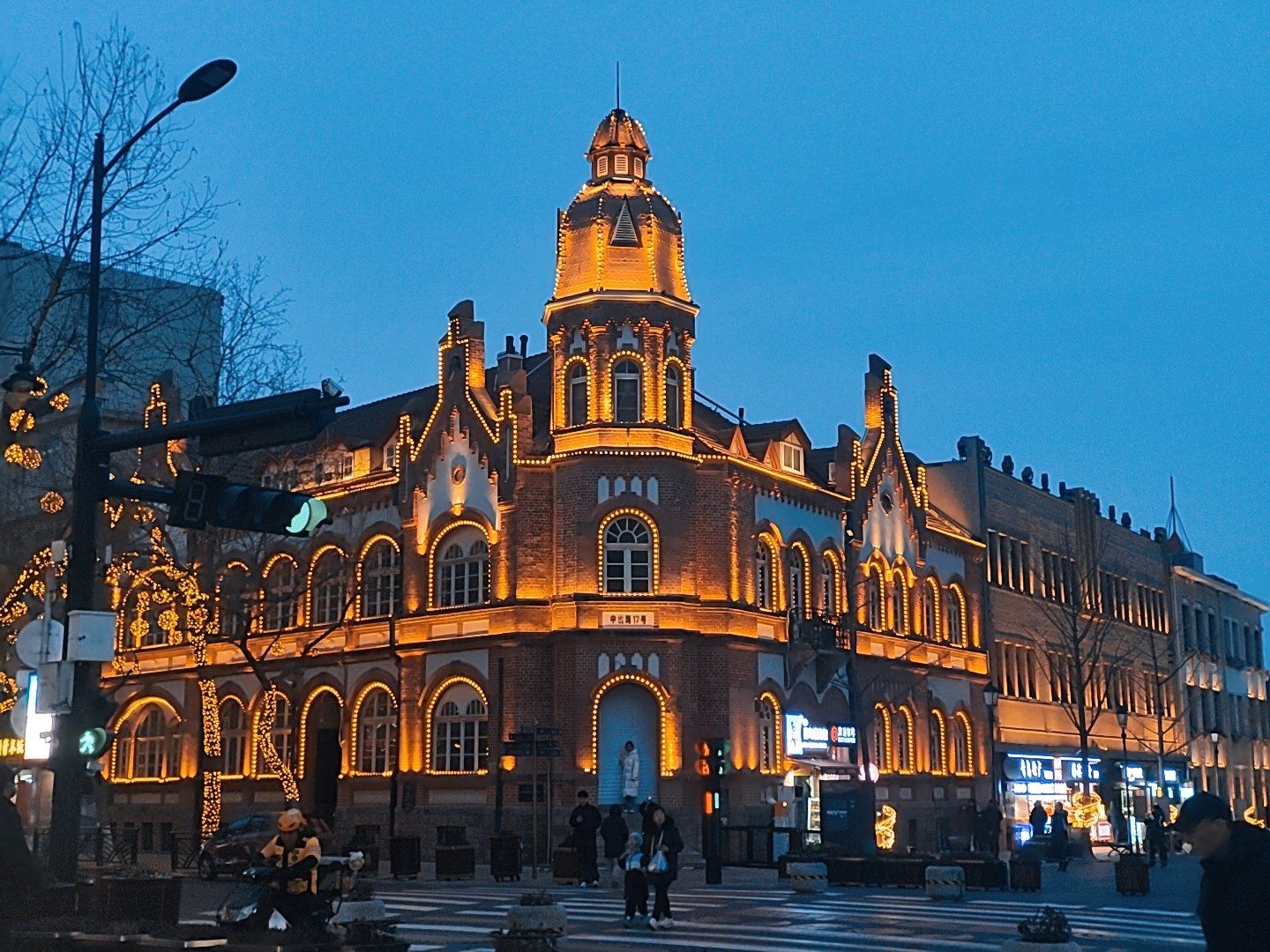 青岛中山路上街里街区夜景