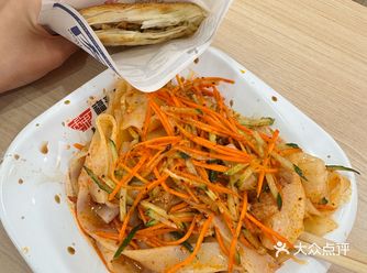 之前买的他们家的套餐超级划算，一份肉夹馍和一份凉皮才