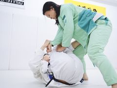 -菠萝格斗巴西柔术训练馆