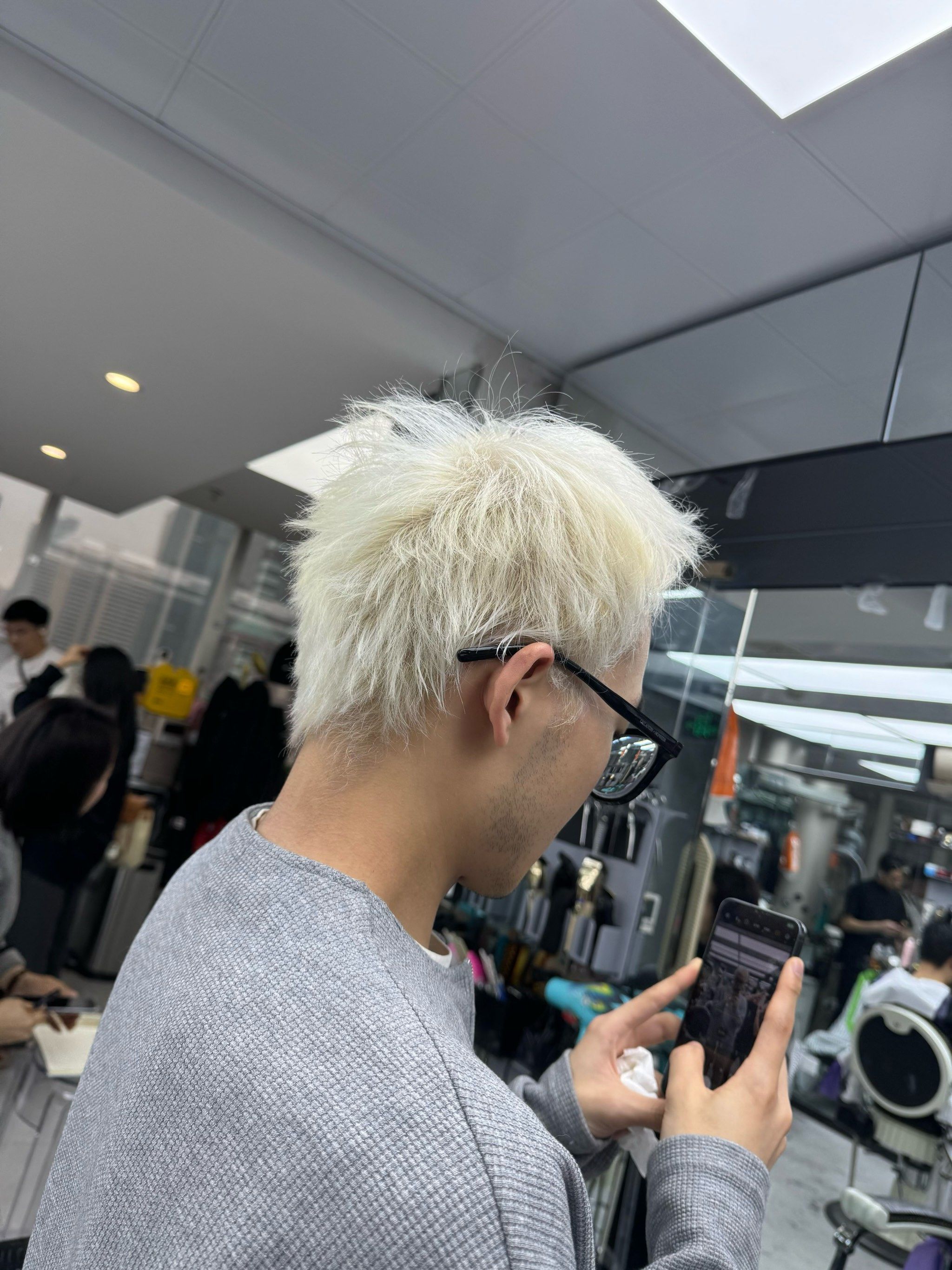 酷炫的白金色短发,精致个性的男生短发,显气质显白,衣服百搭,夏天必备