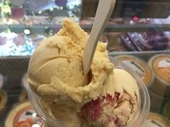 巴旦木口味冰淇淋-古老冰山特色冰淇淋店(艾提尕尔店)