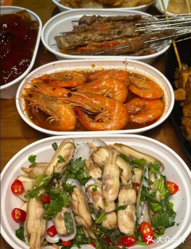 与粥底缠绵,海鲜的鲜美在口中绽放。而蒜蓉生蚝