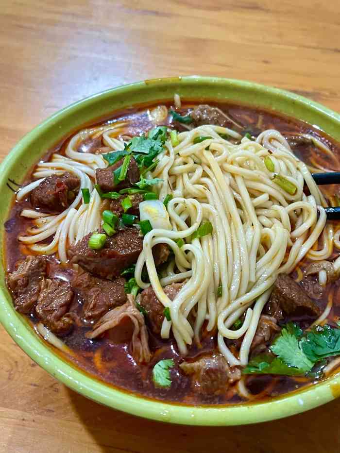 老字号牛王庙牛肉面-"干腩牛肉臊子杂酱面,面属于棍棍面个人比较.