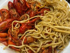 小龙虾捞面-老东镇啤酒屋海鲜加工·蒸汽海鲜·海鲜烧烤(台东店)