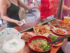 -爆炸头阿姨小四川正宗川味小吃(无任何分店)