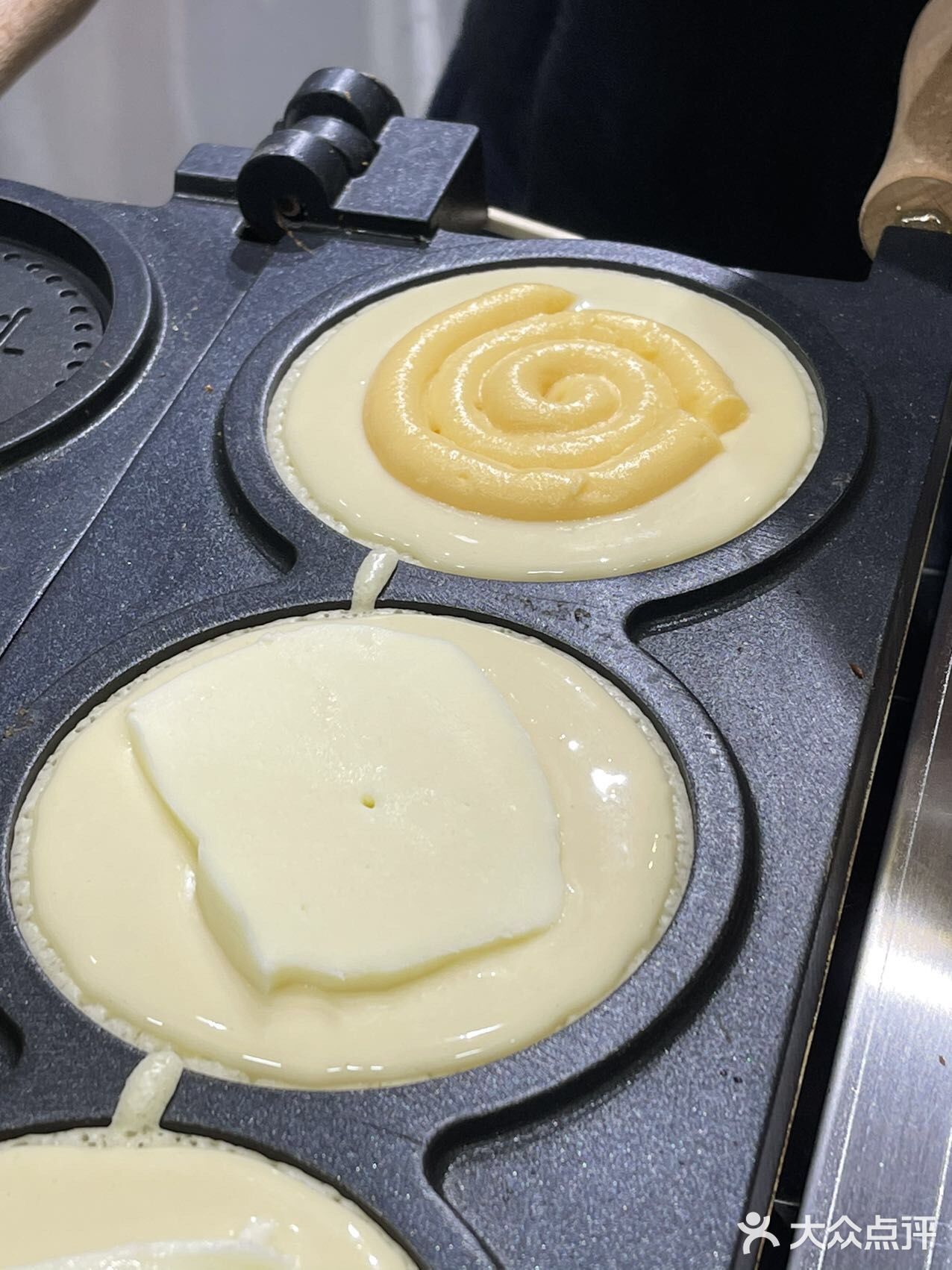 芝士多到爆️趁热拉丝太过瘾 奶黄金币面包