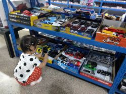 -逝水玩具折扣店