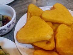 炸窝头配臭豆腐-玫瑰红烤羊排(北新桥三条店)