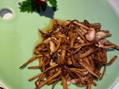 茶树菇炒鲜鱿-卯时·龙光雅宴·精致锡帮菜(惠山古镇店)