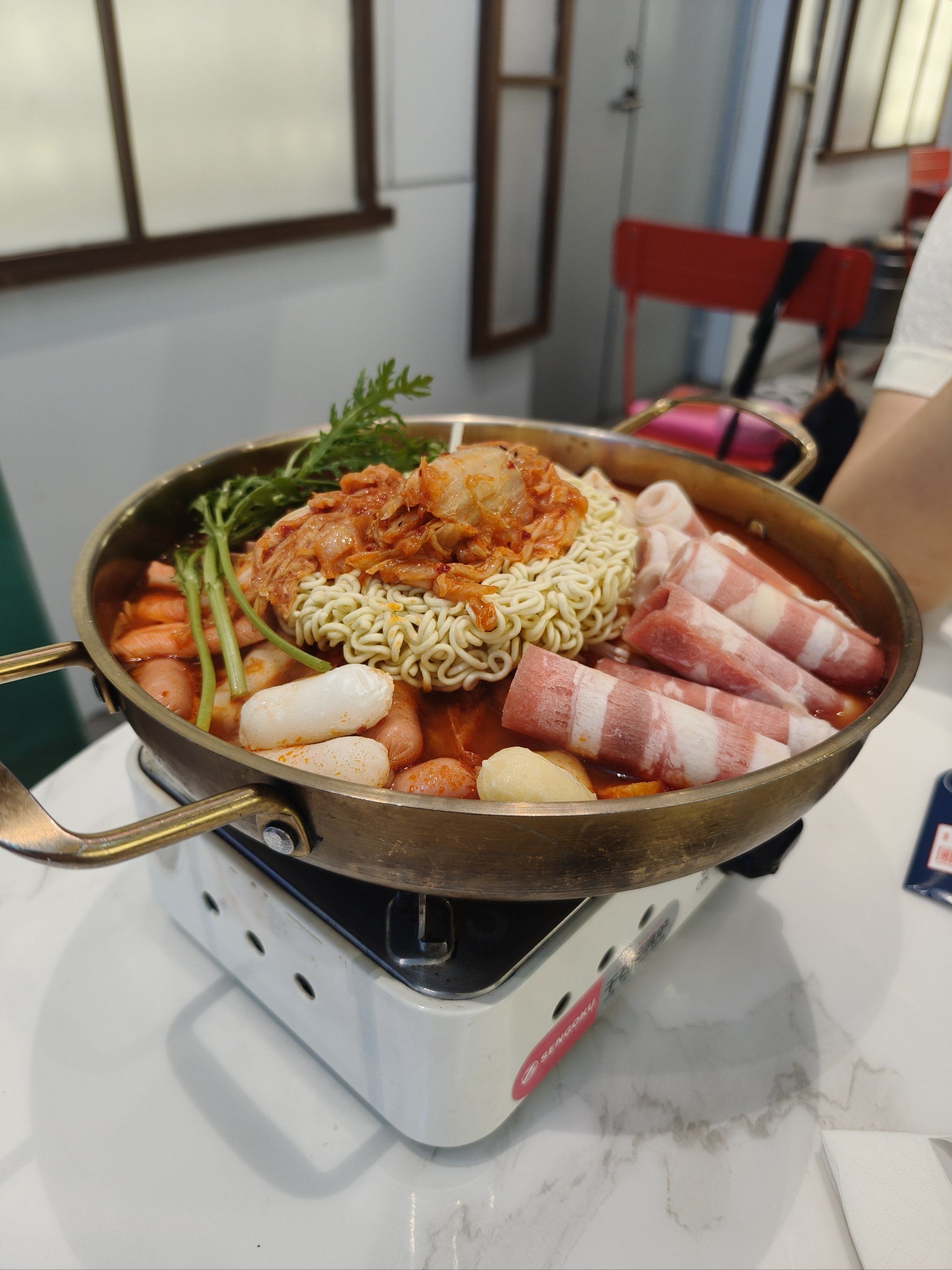 比宾霸韩国部队火锅,鲜辣过瘾,食材丰富,每一口都是满足,吃货小伙伴们