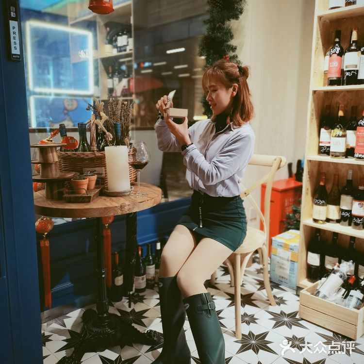 红酒🍷，美女，感受惬意的法式浪漫～