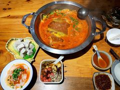 -野山舂·贵州现舂酸汤火锅(鸿通城店)