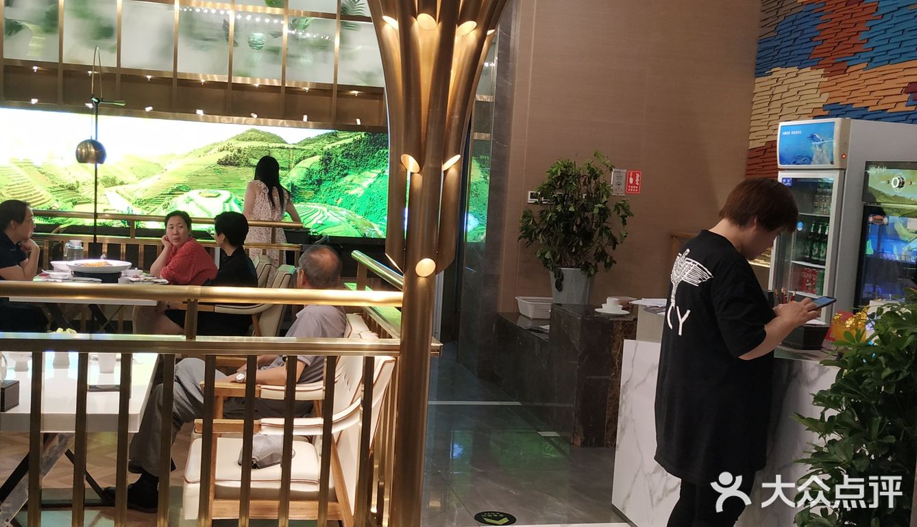 工作人员很早就不让排队等位了。其实在叫号的过程中