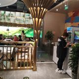工作人员很早就不让排队等位了。其实在叫号的过程中