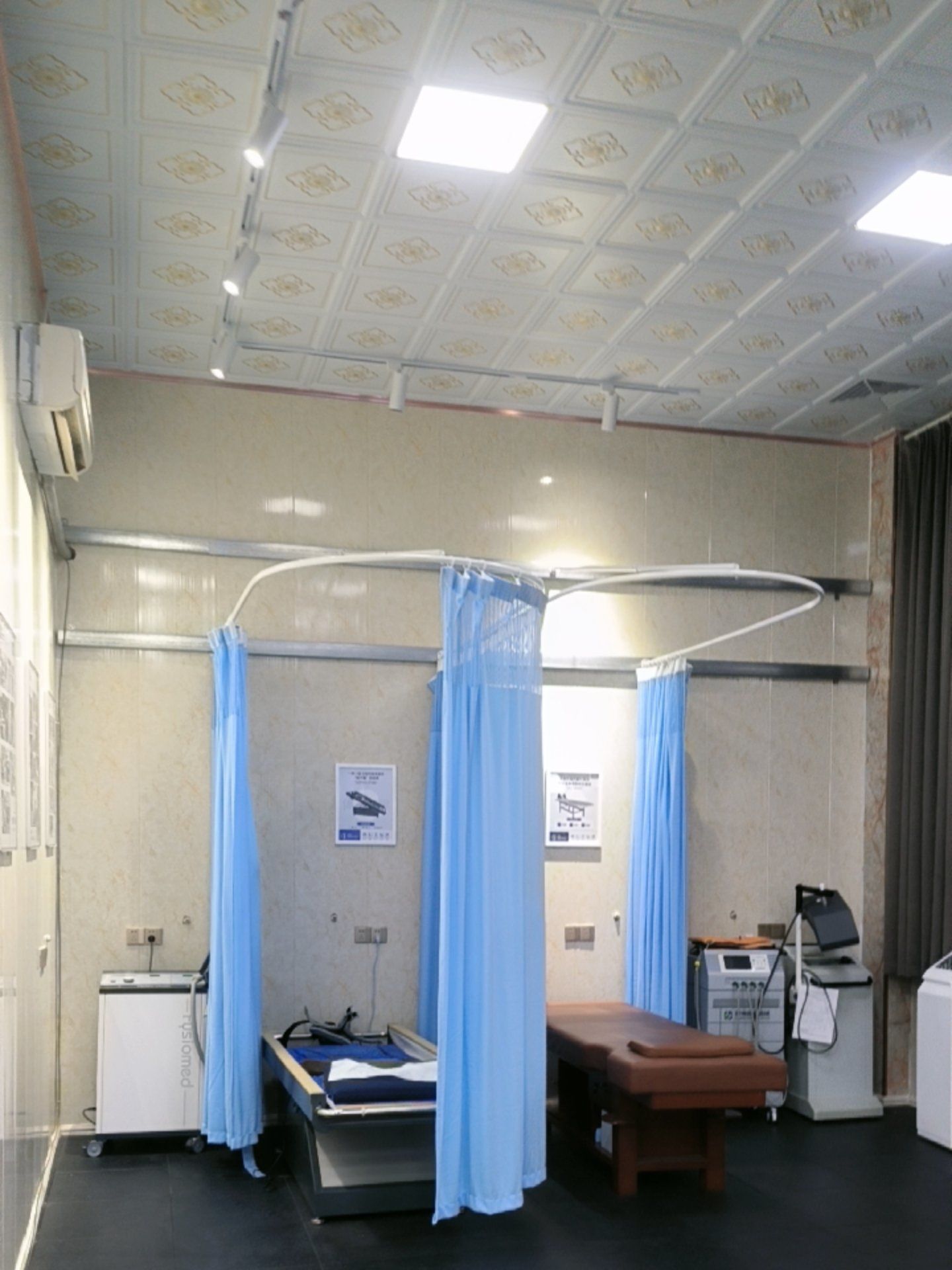 治疗室的环境非常安静,墙上还有些植物装饰