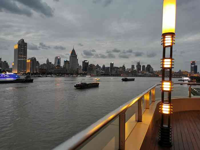 海龙海鲜舫-"可以停车还不错,环境比较干净,晚上看到对.